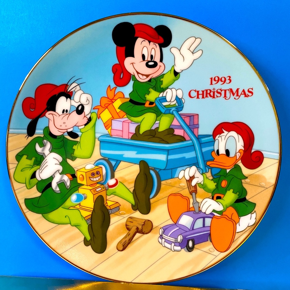 Walt Disney Santa’s Workshop 1993 Christmas Decorative 9” Porcelain Plate LTD